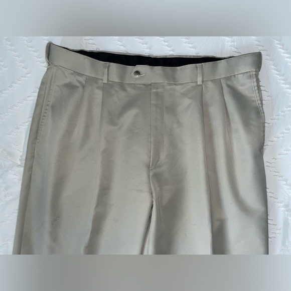 GUC Men's Roundtree & Yorke Pleated Front Khaki Dress Pants 38x30 - Picture 2 of 6